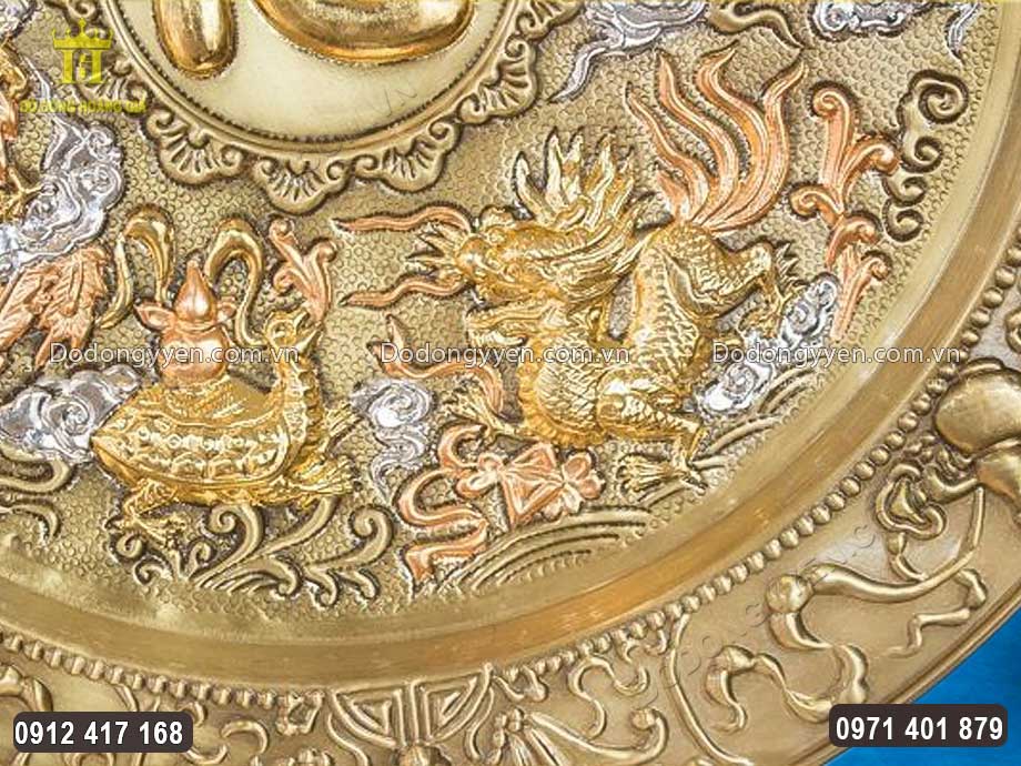 Từng họa tiết hoa văn tr&ecirc;n vật phẩm được chăm ch&uacute;t v&ocirc; c&ugrave;ng tỉ mỉ v&agrave; sinh động